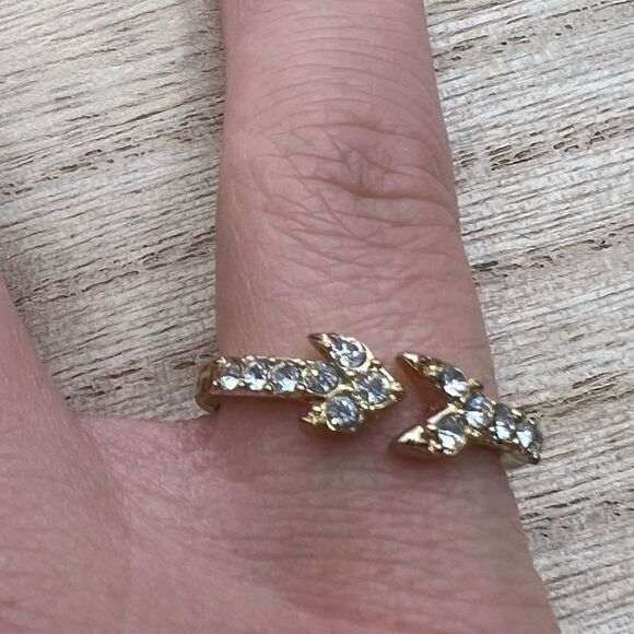 Rhinestone studded arrow gold tone band ring - size 6 - Picture 3 of 5